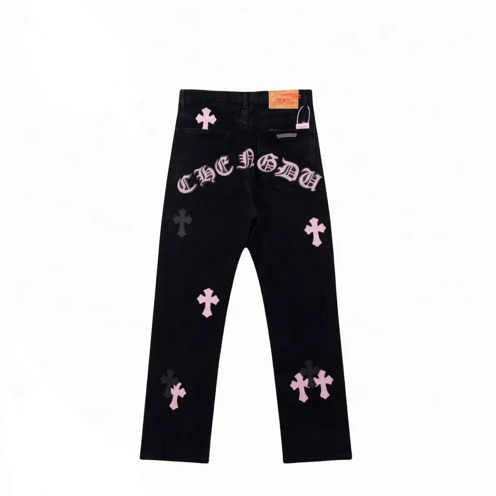 P210 💰 Chrome hearts Chengdu limited new city limited jeans Chrome hearts city limited jeans Hardware customization Original development vintage levis American-made 501 black and gray base remake Levi's American 501 base imported sheepskin 925 silver remake [Top heavy industry fashion design] Consistently high-street luxury style. Speaking of this style, the Zangyin family and GU family are definitely the leading representative brands. Especially the Zangyin family has really achieved a state-of-the-art effect in creating high-street style. The unique washed material is used to create this style. The color system is already quite eye-catching. After it is decorated with patchwork cross flowers, it cleverly highlights the charm of the brand. Secondly, this style uses classic The high-waist cutting design highlights the long legs and fashionable temperament of the upper body. The brand is highly recognizable and the slim fit configuration is more suitable for daily wear. It is a product that interprets personality, fashion, and specifications at a glance. This single product is enough to make any fan excited. It can be a white T-shirt for a youthful college style, or a tight suspender for a royal style. It has strong matching ability and can be easily controlled by men.  [Materials and craftsmanship] Needless to say, this point goes without saying. As an excellent craftsman brand, Zangyin’s requirements for details and craftsmanship are really perfect. The washed color of this model has gone through so many processes, not to mention the embellishment of denim appliques. It is also purely hand-made and sewn. Just like what they believe in, only hand-made things have soul and have the meaning of wear. A top-notch heavy-duty fashionable denim item, I look forward to your perfect interpretation! ! Color: Black Pink Size: 28 30 32 34 36